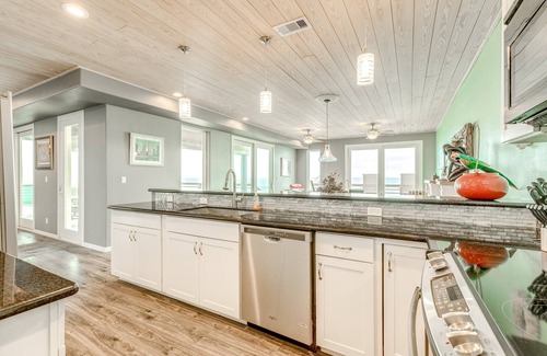 Gilchrist House | Private Beachfront 4BR | Spacious | Sleeps 16