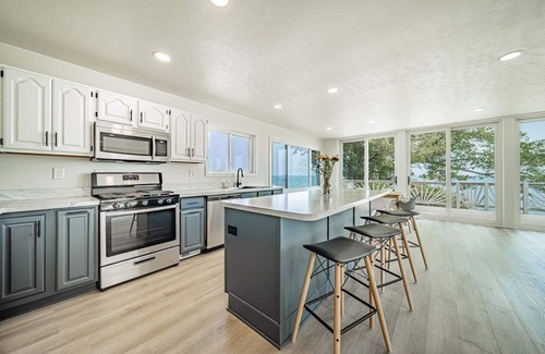 Geneva House | Private Beachfront Escape - Beautiful Lake House