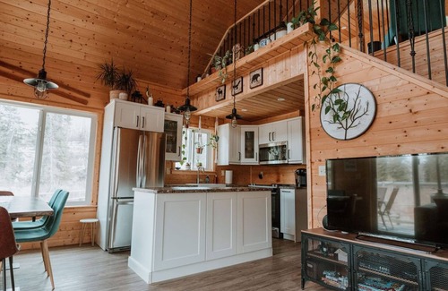 Division No. 11 Cabin | Private Cabin by the Creek- Hot tub