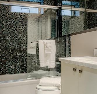Riley Park-Little Mountain Apartment | Private Cambie Village Suite min Downtown and Skytrain