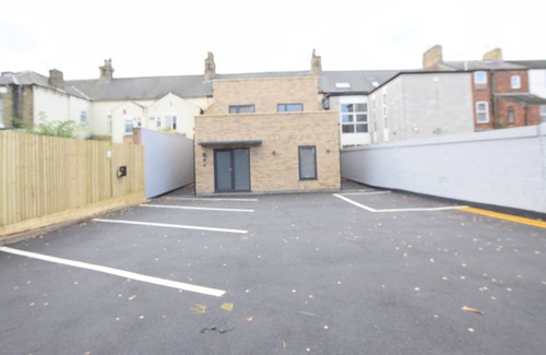 Lincoln Apartment | Private City Centre Apartment- parking