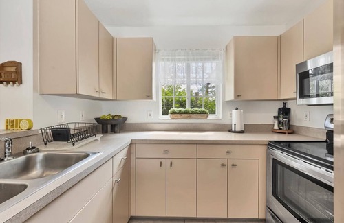 Ridge Wood Heights House | Private Coastal Retreat/Heated Pool Family-Friendly 7 min to Siesta Key Beach