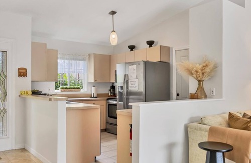 Ridge Wood Heights House | Private Coastal Retreat/Heated Pool Family-Friendly 7 min to Siesta Key Beach