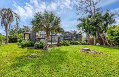 Ridge Wood Heights House | Private Coastal Retreat/Heated Pool Family-Friendly 7 min to Siesta Key Beach