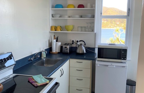 Lowry Bay Apartment | Private & cosy 1 bedroom. Amazing sea views, 1 minute away from the beach.