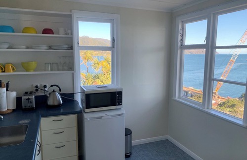 Lowry Bay Apartment | Private & cosy 1 bedroom. Amazing sea views, 1 minute away from the beach.