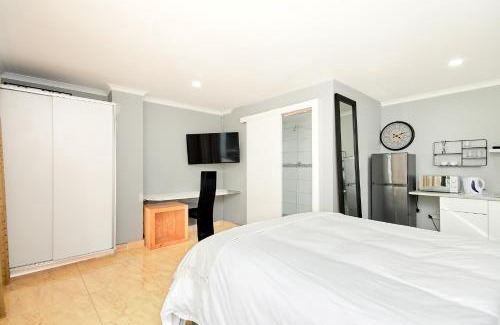 Greater Johannesburg Metropolitan Area House | Private, Cosy and Stylish Stay at Nest24 Evans Park