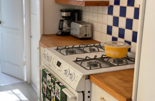 Upper Riviera House | Private Cottage w Glorious Views on the Riviera - 10 minute drive to downtown