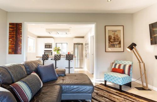 Closeburn House | Private Cottage with Spa and Amazing Lake Views