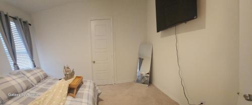 San Antonio House | Private Cozy Rooms and Bathroom in Home near Seaworld Riverwalk and AFB