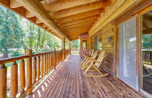 Arlington Heights House | Private Deck Dog-Friendly Arlington Cabin