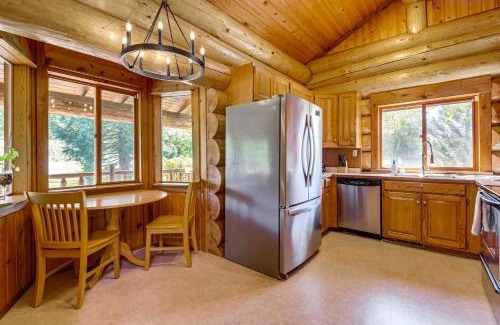 Arlington Heights House | Private Deck Dog-Friendly Arlington Cabin