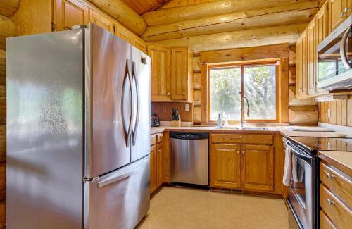 Arlington Heights House | Private Deck Dog-Friendly Arlington Cabin