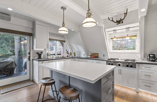 Blue Jay Cabin | Private Dock! Swim and Fish! Hot TUB! Rocky Point, Surreal location!