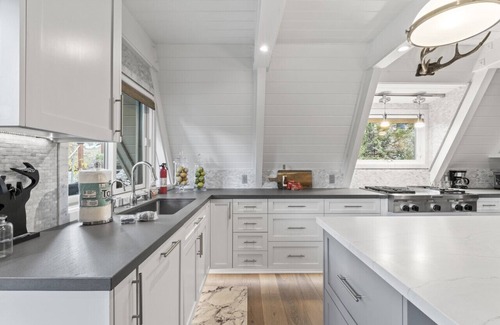 Blue Jay Cabin | Private Dock! Swim and Fish! Hot TUB! Rocky Point, Surreal location!