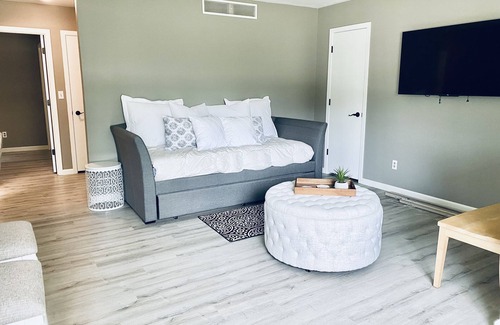 Omro House | Private EAA duplex for rent - 15 min from the Airventure site!