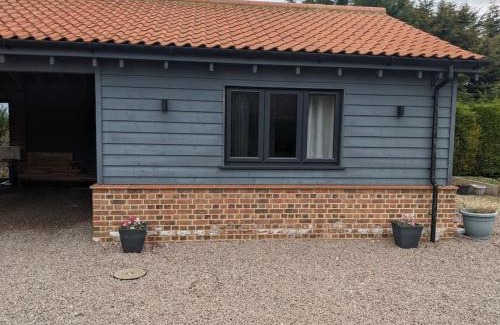 Long Sutton Apartment | Private garden annexe with kitchenette