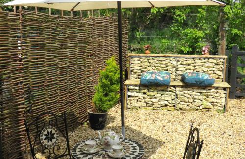 Stamford Apartment | Private Garden Room - Rural Village
