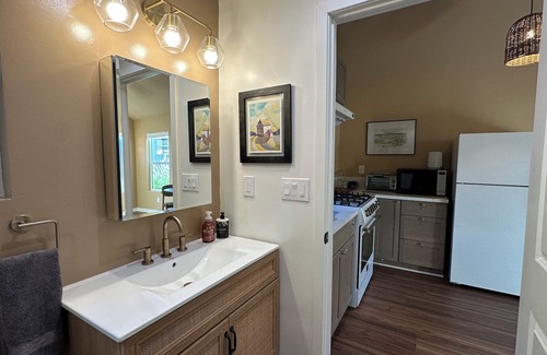 Eagle Rock House | Private Gated 1 Bedroom, 1 Bathroom Small House in Glassell Park, Los Angeles