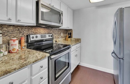 Shalimar Condo | Private Gated Community 2BR Condo Close to Beaches