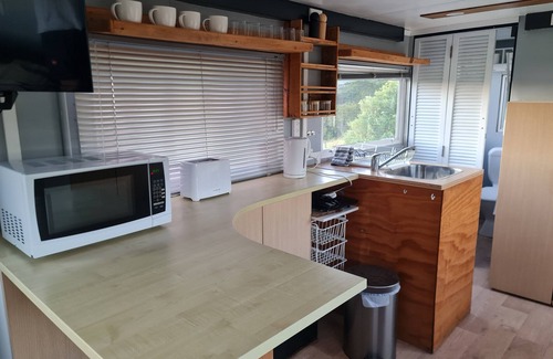Mangawhai Cabin | Private getaway in Mangawhai Heads (pet friendly)