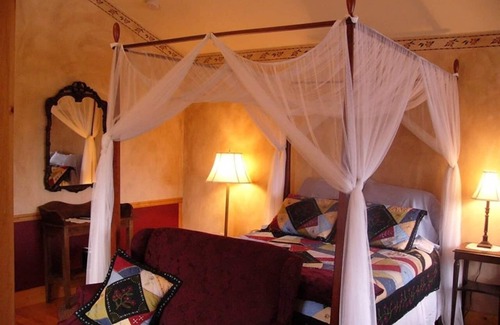 Reedsburg House | Private guest house w/jacuzzi tub, gas fireplace close to several famous parks