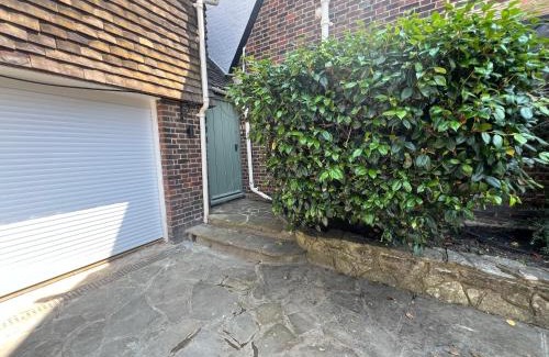 Cobham House | Private Guest House with full kitchen living room and utility room Completely Separate from the Main House