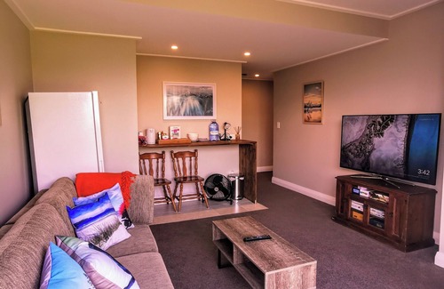 Paremoremo House | Private Guest Suite in Stunning Rural Location