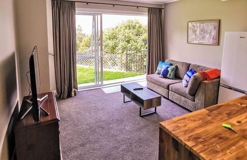 Paremoremo House | Private Guest Suite in Stunning Rural Location