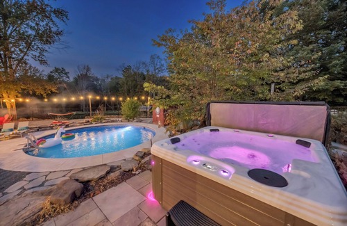 Aldenville House | Private Heated Pool Hot Tub Game Room Fire Pit 6 Bdrms