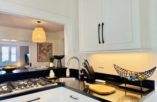 Upper East House | Private Home-3 bed luxury@Arlington Downtown- steps to cafes&shops