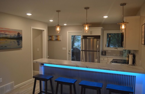 Hayward House | Private home on beautiful Nelson Lake, Pontoon included!