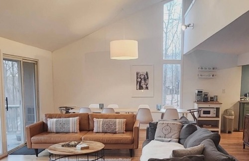 Berkeley Springs Cabin | Private hot tub, wooded, EV charger, pet-friendly