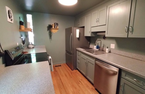 Berkeley Springs Cabin | Private hot tub, wooded, EV charger, pet-friendly