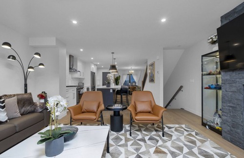 Canmore Villa | Private Hot Tub | 4 Bed Townhome