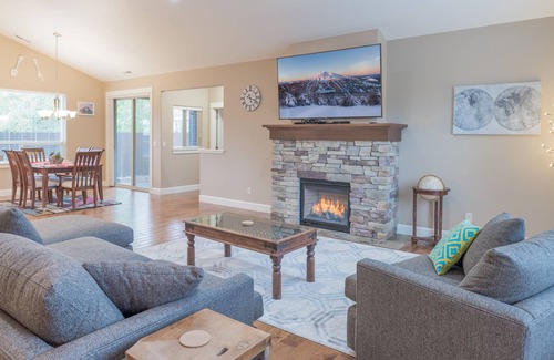 Southern Crossing House | Private Hot Tub ~ Walking distance to Old Mill ~ Fireplace