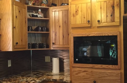 Bat Cave Cabin | Private ! Hot Tubs, Massage Chairs, White Water only from river 3- Large decks !