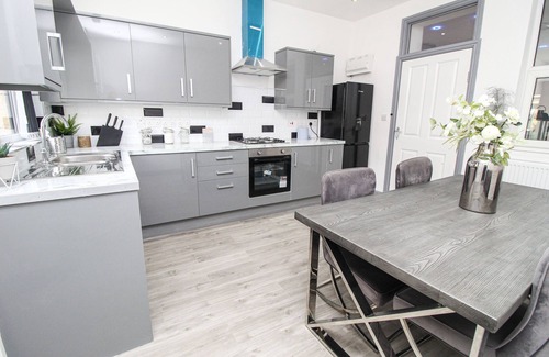 Bradford House | Private House Sleeps 9 with Wi-Fi