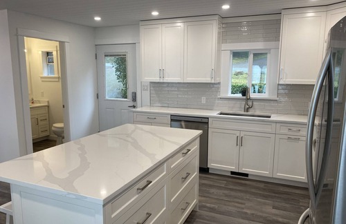 Sproat Lake House | Private Lake House on Sproat Lake with private Dock & Hot Tub