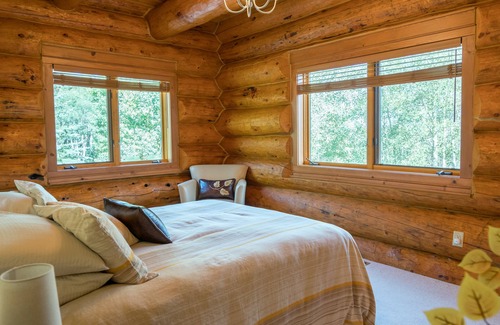 Edwards House | Private large family retreat with plenty of space. Stunning unobstructed views!