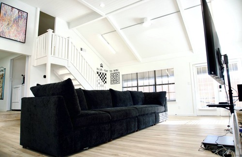 Roanoke House | Private Mini Golf Retreat & Corporate Oasis