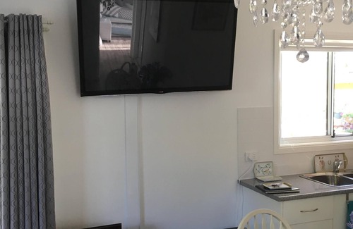 Bundanoon Cottage | Private NEW independent cottage with the ‘Theme of the Raj’.
