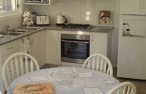 Bundanoon Cottage | Private NEW independent cottage with the ‘Theme of the Raj’.