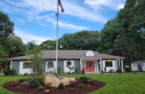 Kingston House | Private NEWLY Renovated 4 BED Family Friendly Home near URI, Beaches, Weddings.