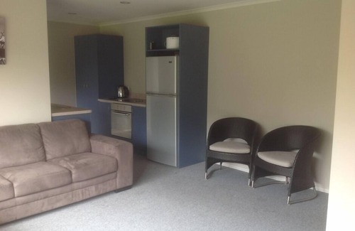 Oakura Apartment | Private 1-bedroom open plan unit, 2-minute walk to the beach