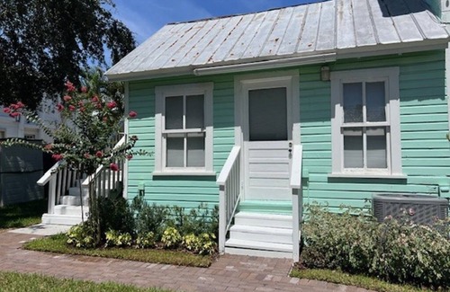 Palm Harbor House | Private Oasis! Luxury King Bed! Walk To Restaurants!