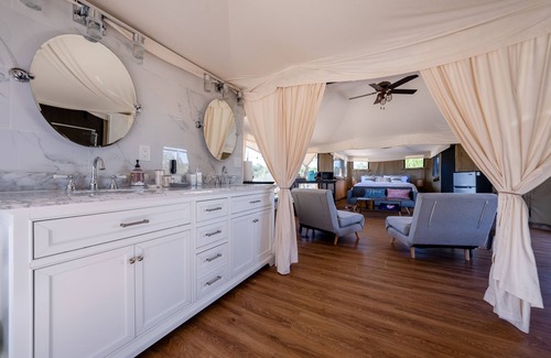 Marble Falls Apartment | Private Outdoor Hot Tub with Stunning Mountain View Safari Tent Suite Glamping