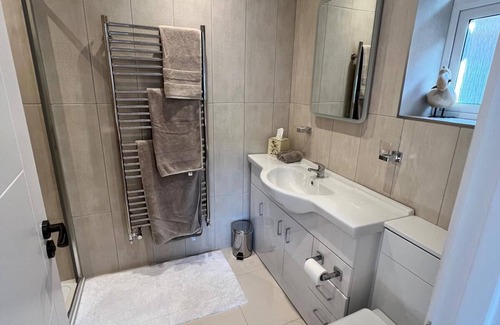 Shoreham-by-Sea House | Private parking,4 minutes walking to bus station, train station and town centre