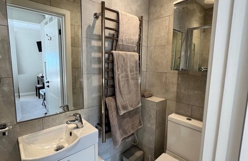 Shoreham-by-Sea House | Private parking,4 minutes walking to bus station, train station and town centre