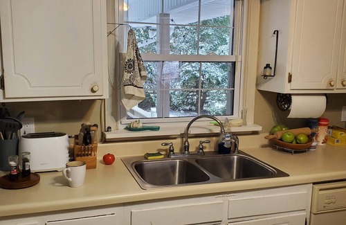 Greensboro House | Private & Peaceful w/Hot Tub, Fireplace, Popcorn Machine. 15 Mins to Everything